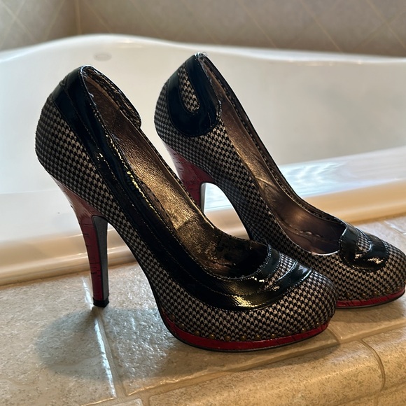 Sexy Naughty Monkey Heels - Picture 2 of 11